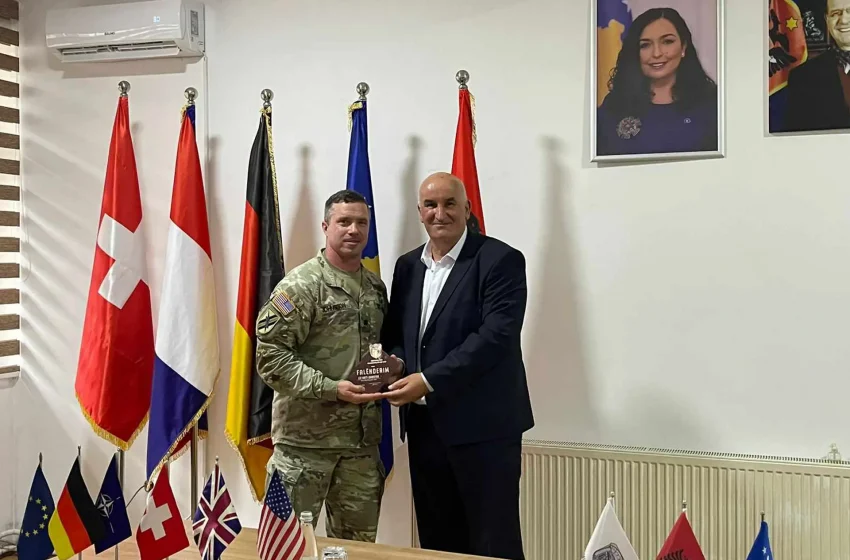  Kryetari Haliti takon zëvendës komandantin e KFOR-it amerikan në Kampin Ushtarak “Bondsteel”, Nënkolonelin Matt Johnston