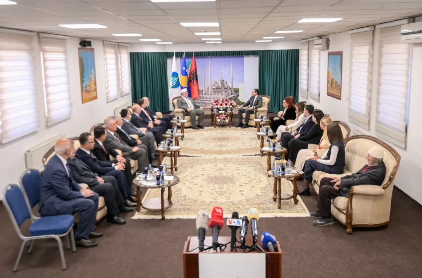  Kryeministri Kurti vizitoi Bashkësinë Islame të Kosovës me rastin e festës së Fitër Bajramit