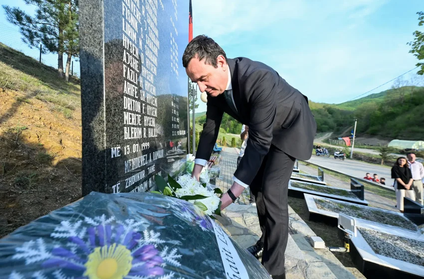  Kryeministri Kurti bëri homazhe në përkujtim të masakrës në Llashticë të Gjilanit