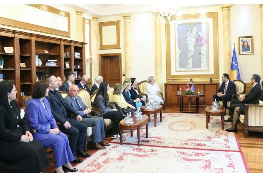  Kryetari i Kuvendit priti në takim një delegacion parlamentar nga Shqipëria