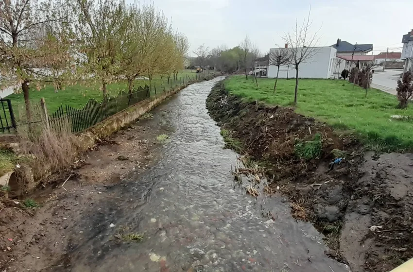  Pastrohet shtrati i lumit në Përlepnicë, evitohet rreziku nga vërshimet