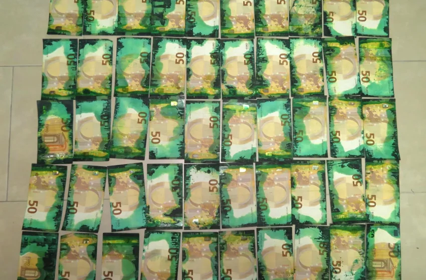  Arrestohen dy të dyshuar për “falsifikim parash” dhe konfiskohen mbi 25 mijë euro