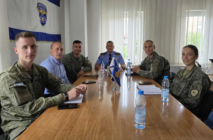  Komandanti i stacionit policor në Kamenicë, Kapiten Florim Klaiqi mirëpret ekipin për çështje civile në situata emergjente nga FSK-ja