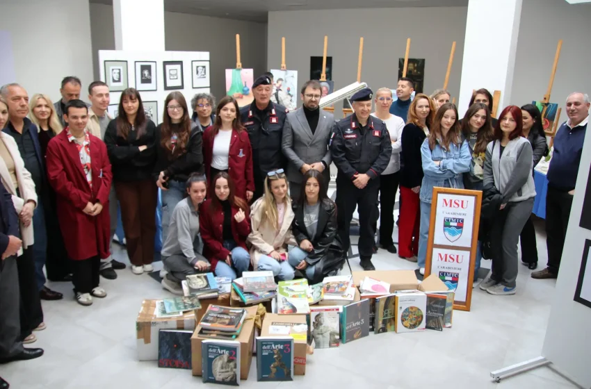  Tri shkolla italiane dhurojnë libra