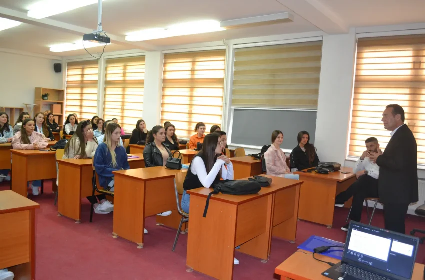  Në UKZ u mbajt punëtoria “Ndërtimi i raporteve pozitive mësues – nxënës”