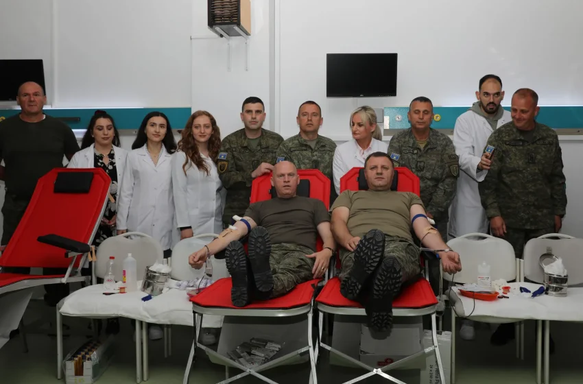  Pjesëtarët e FSK-së marrin pjesë në aktivitetin humanitar të dhurimit të gjakut