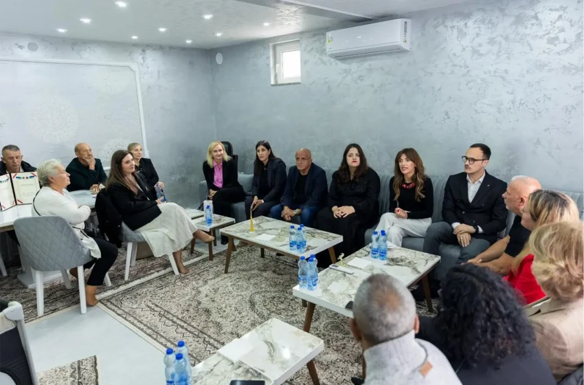  Ministrja Haxhiu vizitoi familjet strehuese në Gjilan, Shtime dhe Ferizaj