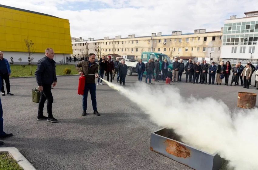  Punëtorë të Hidromoravës përfundojnë trajnimin teorik dhe praktik mbi përdorimin e bombolës me pluhur kundër zjarrit fillestar