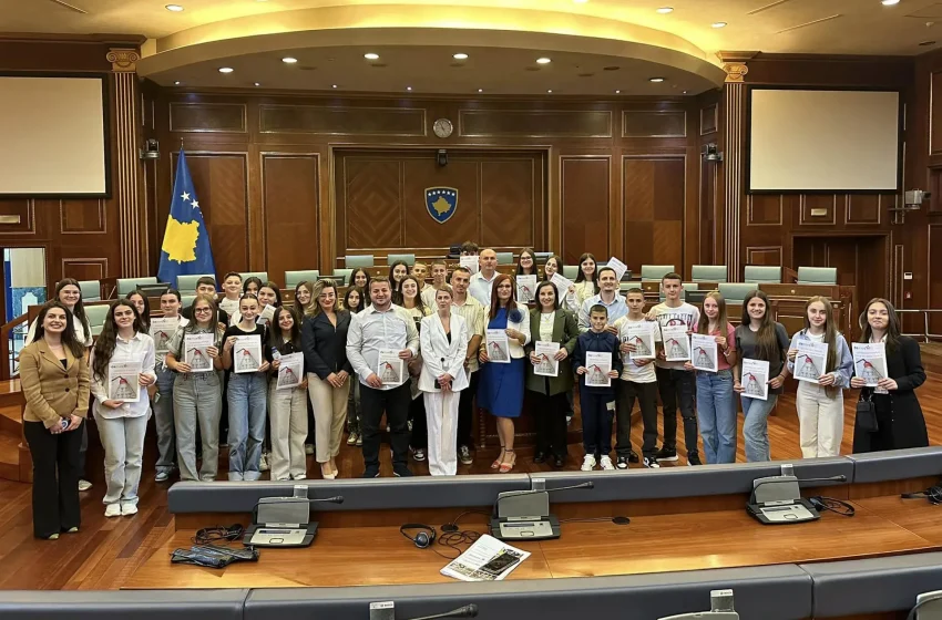  Filloristët e SHFMU “Mulla Idris Gjilani” vizitojnë Kuvendin e Republikës së Kosovës