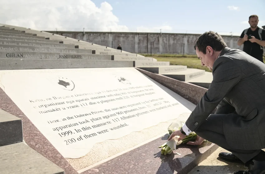  Kryeministri Kurti përkujtoi me homazhe të vrarët në masakrën e Dubravës