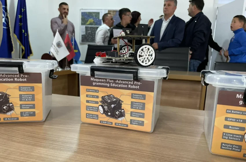  Disa shkolla vitiase përfitojnë robotë në kuadër të projektit Kosova Makers League