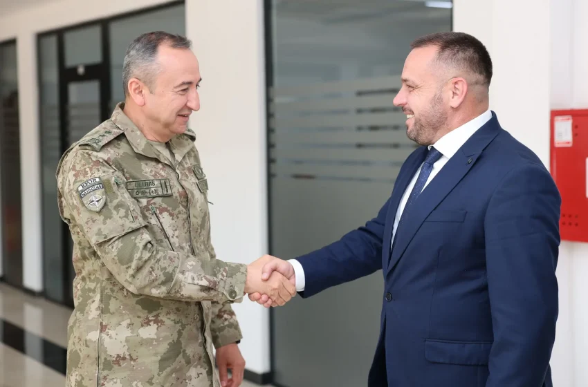  Ministri i Mbrojtjes, Ejup Maqedonci mirëpret komandantin e KFOR-it, gjeneralmajor Özkan Ulutaş