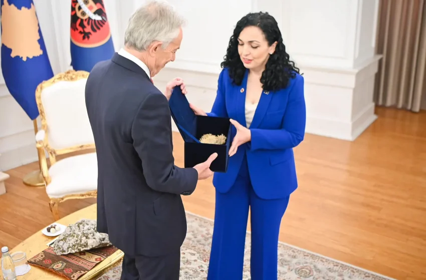  Presidentja: Një gur kristali për mikun e madh të Kosovës Tony Blair, për të vazhduar traditën e Presidentit Historik Dr. Ibrahim Rugova