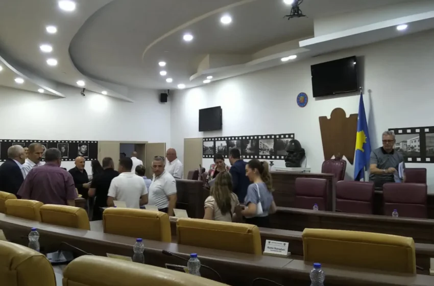  Ndërpritet sërish seanca e Kuvendit Komunal të Gjilanit, opozita kërkon transmetim medial, nuk mjaftohet me transmetim online