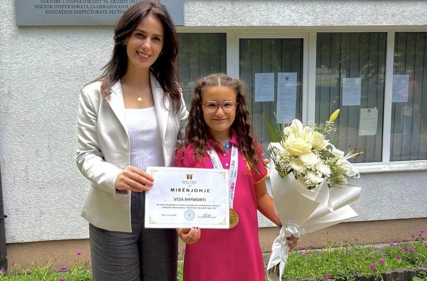  Drejtoresha e DKA-së, Albana Demiri mirëpret nxënësen e klasës së gjashtë, Vesa Xhymshiti