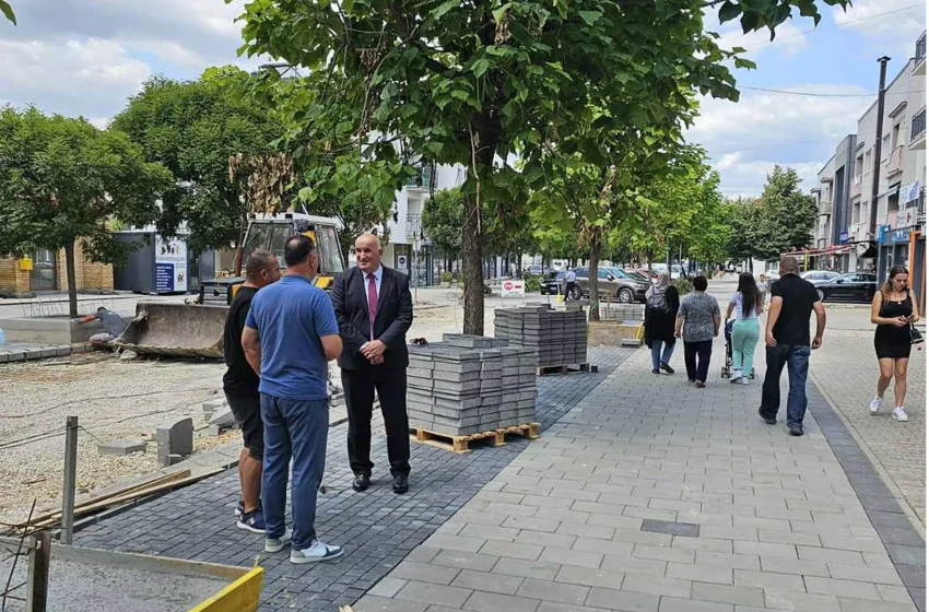  Kryetari i Vitisë vizitoi punimet në sheshin e ri brenda qendrës së qytetit