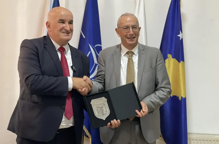  Komuna e Vitisë nderon Ambasadorin e OSBE-së, Michael Davenport me dekoratën “Emblema e Qytetit”