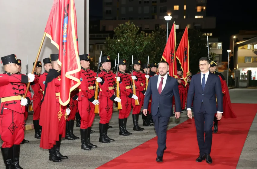  Ministri Maqedonci viziton Shqipërinë, mirëpritet me nderime të larta ushtarake nga homologu i tij, ministri Vengu