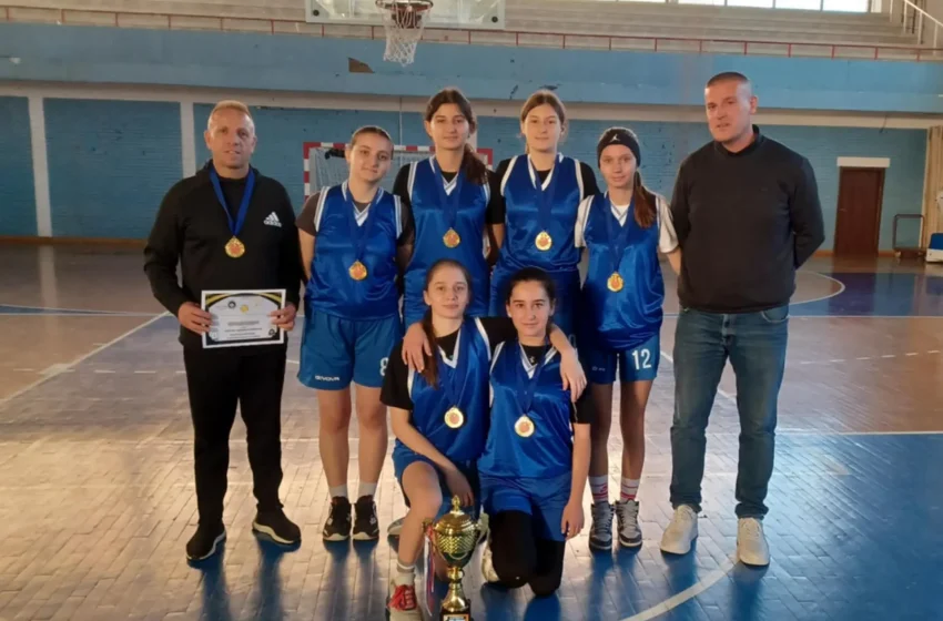  Ekipi i vajzave në basketboll i Gjimnazit Natyror “Xhavit Ahmeti”, Kampion Rajonal në Basketboll