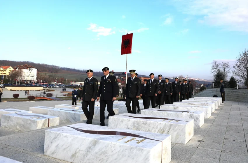  FSK bënë homazhe në kompleksin memorial në Prekaz