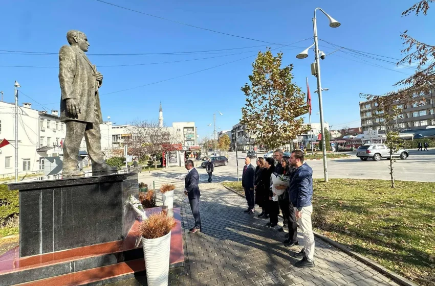  Rektori dhe stafi i UKZ-së nderojnë 28 Nëntorin