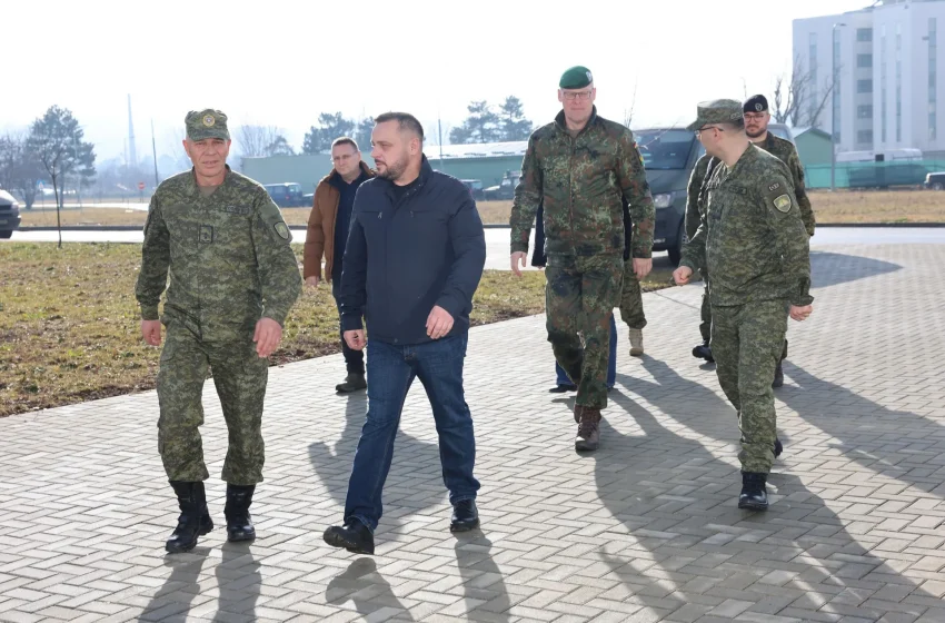  Ministri Maqedonci dhe gjeneral Nawrat vizituan Shkollën e Oficerëve, për Kursin e ri të Karrierës për Kapiten