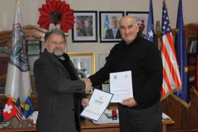 Vitia dhe USAID-i nënshkruajnë marrëveshje për kultivimin e vishnjës