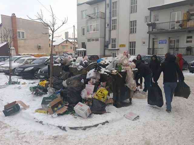 Vetëvendosje ia dërgon mbeturinat kryetarit të komunës para zyrës së tij
