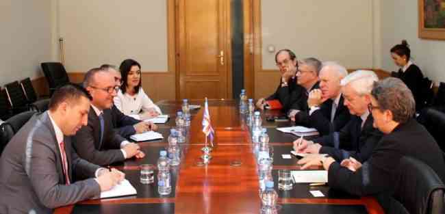 Ministri Rrahmani priti në takim deputetë nga Britania e Madhe