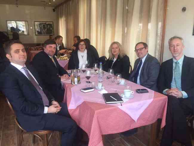 Ministrja Tahiri është takuar në një drekë pune me Matthew Palmer, Matthew Palmer. Sipas saj, Aleanca strategjike me SHBA-të është interes nacional