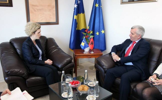 Ministrja Ahmetaj priti në takim Ambasadorin e Shqipërisë Qemal Minxhozi
