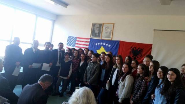 Testojnë dijen e tyre në garën e recitimit
