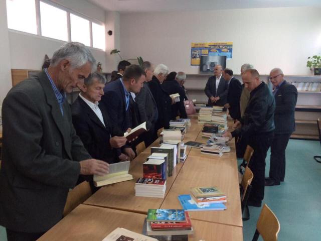 Bibliotekës së shkollës “Dëshmoret e Vitisë” i dhurohen libra