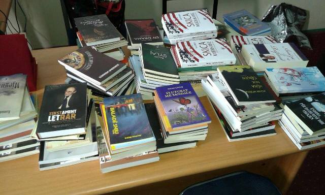 Shtëpia botuese “Rozafa” i dhuron shkollës Dëshmorët e Vitisë” 200 ekzemplarë librash