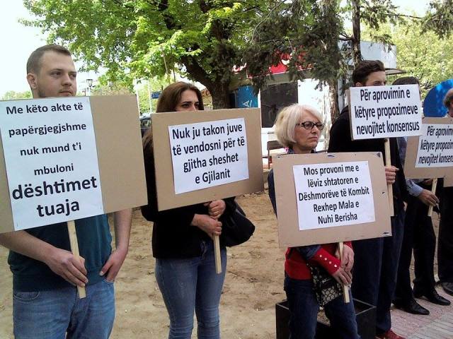 Kuvendarët gjilanas “befasohen” në hyrje nga dy lloj protestuesish!