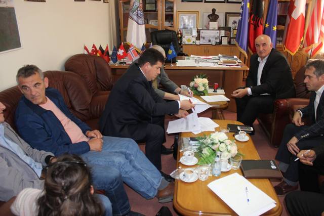 Nënshkruhet marrëveshja për realizimin e projektit për ndërrim të gypit kryesor të ujësjellësit nga Letnica në Viti
