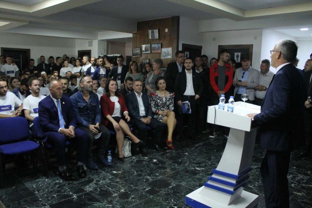 100 të rinjë i bashkohen AAK-së në Gjilan