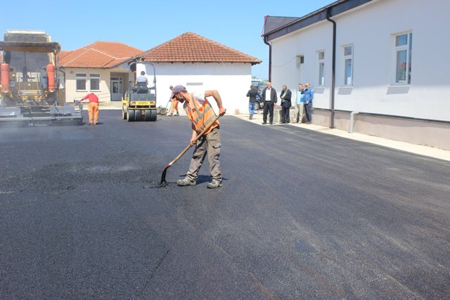 Fillojnë punimet në asfaltimin e parkingut në oborrin e QKMF-së në Viti