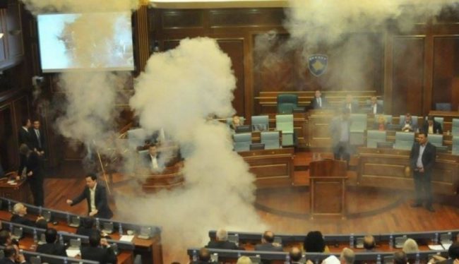 AAK-ja dhe Nisma kanë hequr dorë nga përdorimi i gazit lotsjellës
