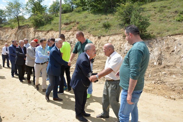 Ministri Zharku vizitoi punimet në rehabilitimin  e rrugës Muçivërc-Kranidell