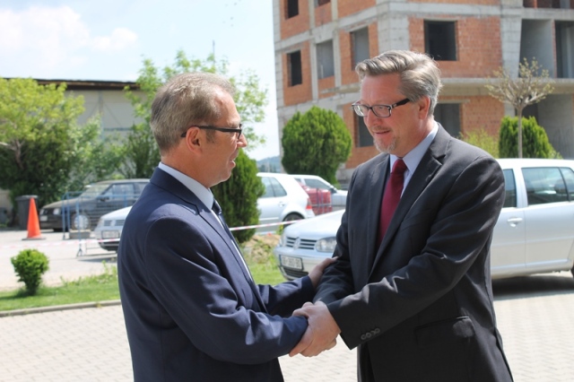 Drejtori i USAID-it James Hope viziton Gjykatën Themelore në Gjilan