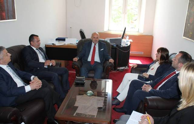 Zëvendësministri Sadiku bisedon me zyrtarët e shëndetësisë së Malit të Zi për bashkëpunimin në shëndetësi