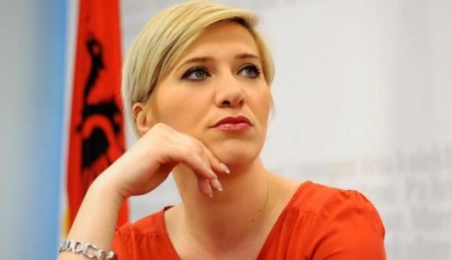 Demaku e pushon angazhimin e saj të drejtpërdrejtë në politikë