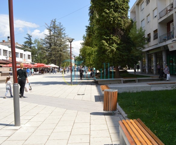 Ulëset prej druri në sheshin e qytetit në Bujanoc