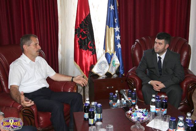 Një delegacion i Vetëvendosjes viziton Këshillin e Bashkësisë Islame për t’iu uruar Fitër Bajramin