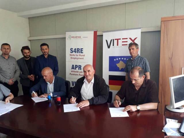 Nënshkruhet kontrata për trajnimin e 150 punëtorëve në “Vitex”