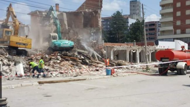 Automjeti për shuarjen e zjarreve asiston në spërkatje për zbutje të pluhuri gjatë prishjes së një objekti