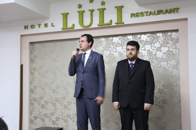 Vetëvendosje: Albin Kurti merr pjesë në iftarin e shtruar me Bashkësinë Islame në Gjilan