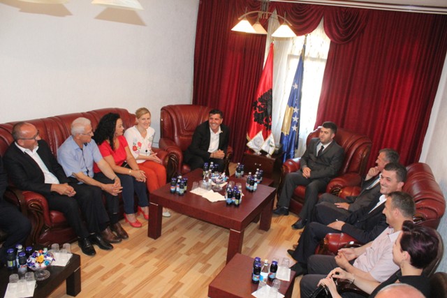 Haziri me bashkëpunëtorë viziton Bashkësinë Islame për t’ua uruar Fitër Bajramin