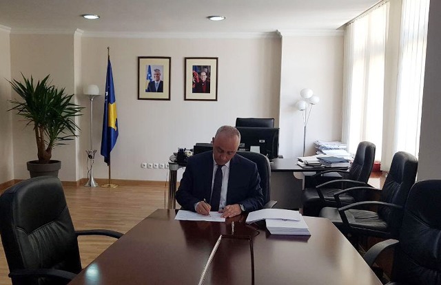 Ministri i Infrastrukturës, Lutfi Zharku, sot nënshkroi dy udhëzime administrative